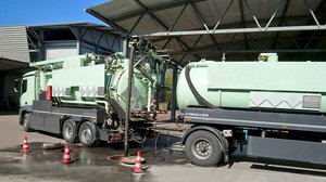 Moderner Saug-Druck-Tankwagen entleert einen Ölabscheider