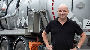 Mitarbeiter wartet eine Abscheideranlage nach DIN 1999-100