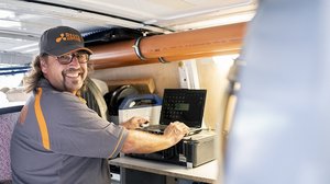 Servicetechniker bei der Kontrolle eines Ölabscheiders